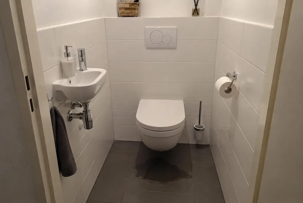 Lekdetectie Mijdrecht – natte vloer bij een toilet