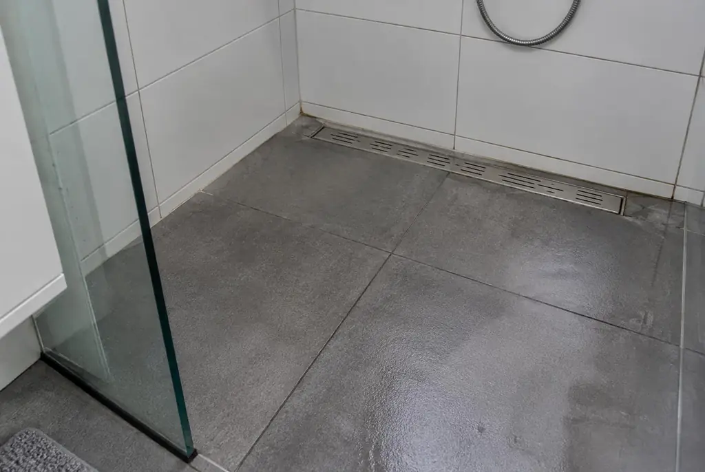 Lekdetectie Mijdrecht – lekkende inloopdouche met natte voegen