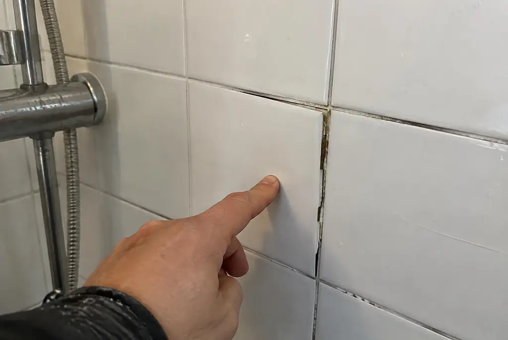 Lekdetectie Mijdrecht – losse, holle badkamertegels door een lekkage