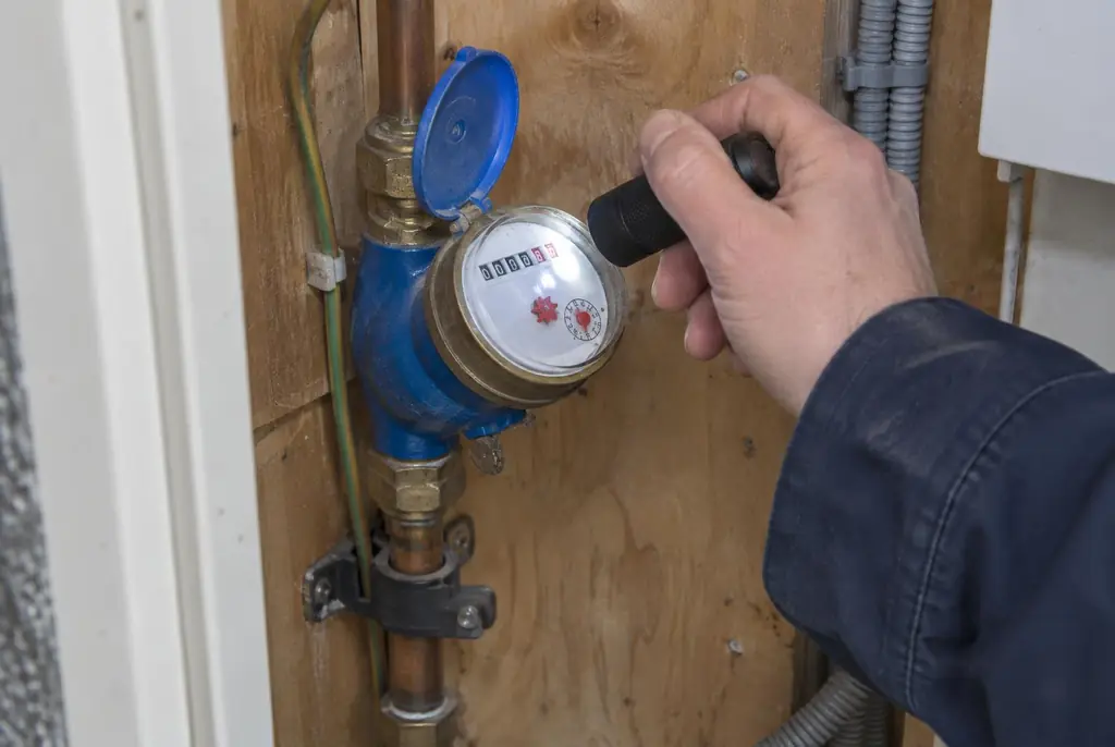 Lekdetectie Mijdrecht – watermeter in de meterkast controleren met een zaklamp